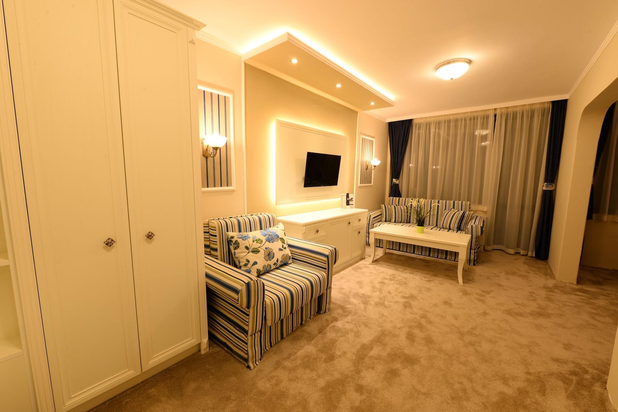 Park Hotel Raya Garden - Free Parking เวลีคอเทอร์โนโว ภายนอก รูปภาพ